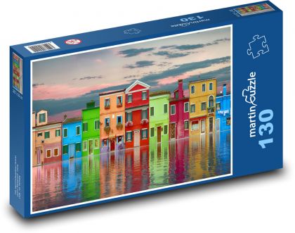Barevné domy - odraz ve vodě, mraky - Puzzle 130 dílků, rozměr 28,7x20 cm