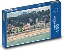 Domy przy plaży - promenada, morze Puzzle 130 elementów - 28,7x20 cm