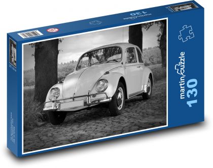 Ein Kleinwagen im Wald, ein Veteran - Puzzle - 130 Teile