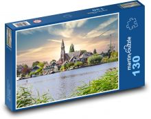 Kostel - domy, jezero Puzzle 130 dílků - 28,7 x 20 cm