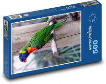 Tęczowa papuga siedząca na patyku Puzzle 500 elementów - 46x30 cm