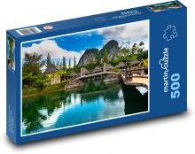 Drewniany most nad zielono-niebieską wodą Puzzle 500 elementów - 46x30 cm