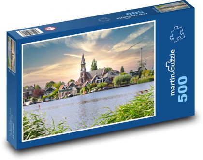 Kościół - domy, jezioro - Puzzle 500 elementów, rozmiar 46x30 cm