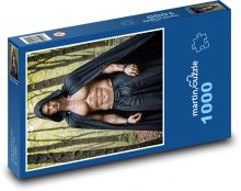 Svalnatý muž v lese Puzzle 1000 - 60x46 cm