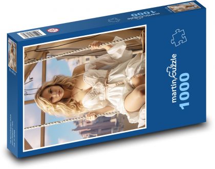 Kobieta w białej sukience na huśtawce - Puzzle 1000 elementów, rozmiar 60x46 cm