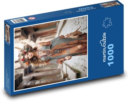 Žena v klobúku na ulici - Puzzle 1000 dielikov, rozmer 60x46 cm
