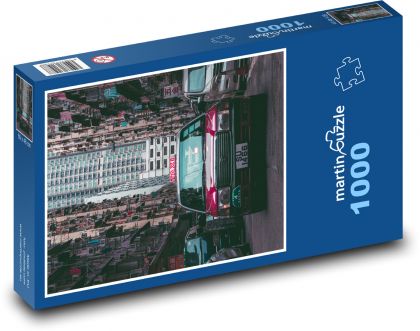 Červený taxík na ulici - Puzzle 1000 dielikov, rozmer 60x46 cm