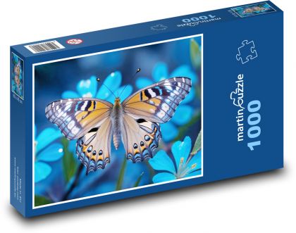 Motýľ na modrých kvetoch - Puzzle 1000 dielikov, rozmer 60x46 cm