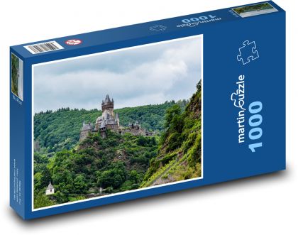 Hrad tyčící se nad lesnatým údolím - puzzle 1000 dílků
