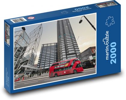 Červený autobus - vysoké budovy - Puzzle 2000 dielikov, rozmer 90x60 cm 