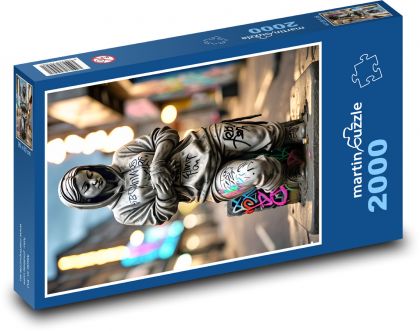 Socha ženy na ulici - Puzzle 2000 dielikov, rozmer 90x60 cm 