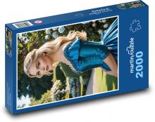Žena v modrých šatech Puzzle 2000 - 90x60 cm