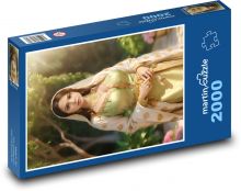 Žena v krásnych šatách Puzzle 2000 dielikov - 90 x 60 cm