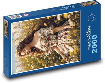 Žena sedící na louce v květinách - puzzle 2000 dílků