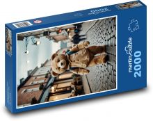 Teddybär geht die Straße entlang Puzzle 2000 Teile - 90 x 60 cm
