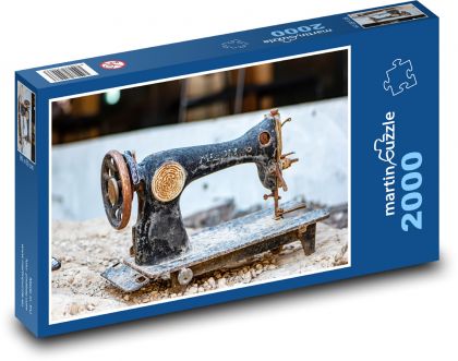 Starý šijací stroj - Puzzle 2000 dielikov, rozmer 90x60 cm 