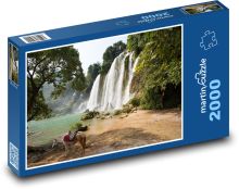 Kůň u vodopádu - Vietnam Puzzle 2000 - 90x60 cm