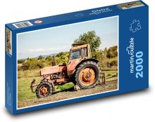 Stary czerwony ciągnik Puzzle 2000 elementów - 90x60 cm