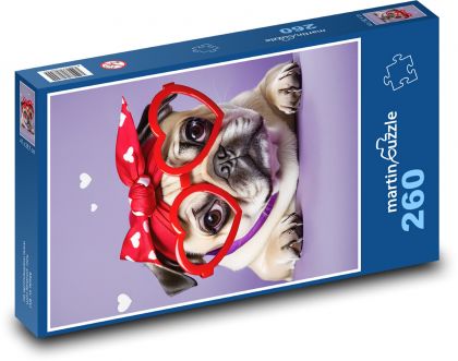 Mops s červenými brýlemi se srdíčky  - puzzle 260 dílků