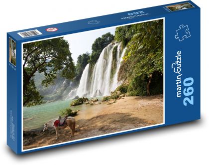 Kôň pri vodopáde - Vietnam - Puzzle 260 dielikov, rozmer 41x28,7 cm