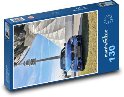 Modré športové auto v Mníchove - Puzzle 130 dielikov, rozmer 28,7x20 cm 
