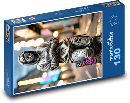 Socha ženy na ulici  - Puzzle 130 dílků, rozměr 28,7x20 cm