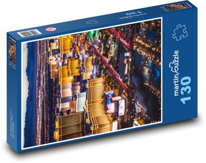 Domy ve městě v noci - Puzzle 130 dílků, rozměr 28,7x20 cm