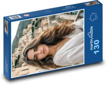 Krásná žena ve městě Puzzle 130 dílků - 28,7 x 20 cm