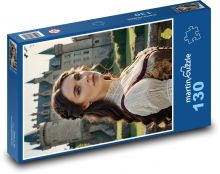 Žena u viktoriánského hradu Puzzle 130 dílků - 28,7 x 20 cm