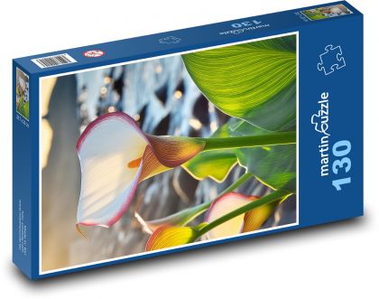 Biely kvet pri rieke - Puzzle 130 dielikov, rozmer 28,7x20 cm 