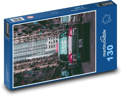 Czerwona taksówka na ulicy - Puzzle 130 elementów, rozmiar 28,7x20 cm