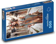 Žena v klobúku na ulici Puzzle 500 dielikov - 46 x 30 cm