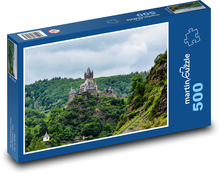 Hrad tyčící se nad lesnatým údolím Puzzle 500 dílků - 46 x 30 cm