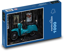 Niebieska hulajnoga przy ogrodzeniu Puzzle 1000 elementów - 60x46 cm