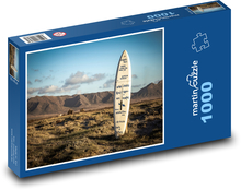 Surfová doska uviaznutá v zemi Puzzle 1000 dielikov - 60 x 46 cm 