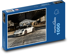 Biały samochód w hangarze Puzzle 1000 elementów - 60x46 cm