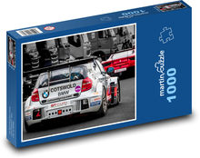 Závodní auto v depu Puzzle 1000 - 60x46 cm
