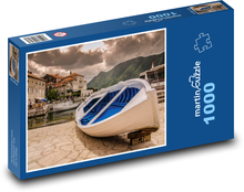 Modrobiela loď v kamennom prístave Puzzle 1000 dielikov - 60 x 46 cm 