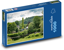 Grünes Tal mit Fluss und altem Schornstein Puzzle 1000 Teile - 60 x 46 cm