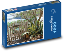 Ogrodzenie - drzewo, morze Puzzle 1000 elementów - 60x46 cm