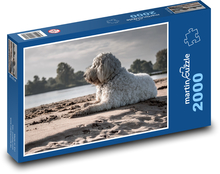 Sommerbetrachtung am Wasser,  Goldendoodle-Hund Puzzle 2000 Teile - 90 x 60 cm