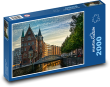Zabytkowy murowany dom nad kanałem w Hamburgu Puzzle 2000 elementów - 90x60 cm