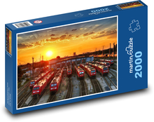 Vlaky v depu na nádraží při západu slunce Puzzle 2000 dílků - 90 x 60 cm