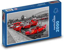 Červené rybárske lode v prístave - čiernobiely kontrast Puzzle 2000 dielikov - 90 x 60 cm