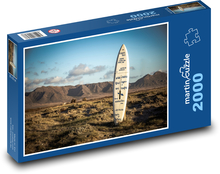 Deska surfingowa utknęła w ziemi Puzzle 2000 elementów - 90x60 cm