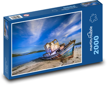 Loď na břehu moře Puzzle 2000 dílků - 90 x 60 cm