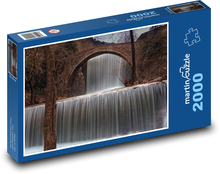 Vodopád pod mostom Puzzle 2000 dielikov - 90 x 60 cm