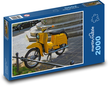 Retro skútr ve městě Puzzle 2000 dílků - 90 x 60 cm