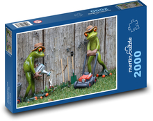 Žabí záhradníci v akcii Puzzle 2000 dielikov - 90 x 60 cm
