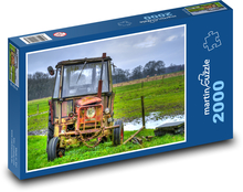 Stary traktor na łące Puzzle 2000 elementów - 90x60 cm